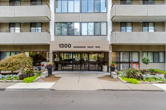 #105-1300 Mississauga Valley Boulevard, Mississauga - photo 2