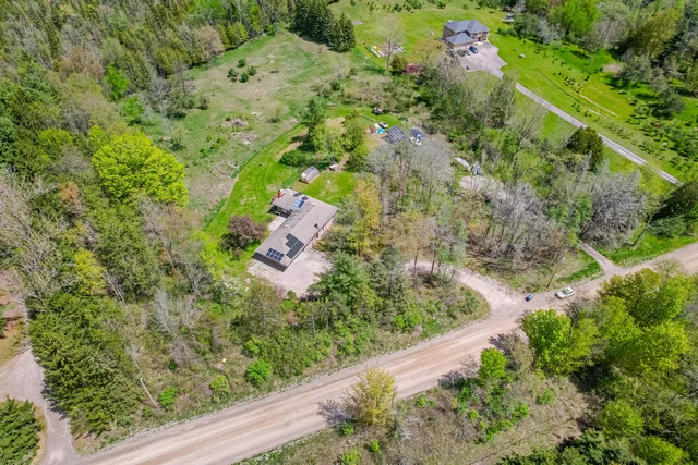 18697 Centreville Creek Road, Caledon - photo 2