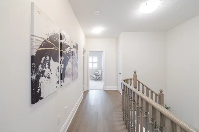 31 Golden Hawk Drive, Hamilton - photo 32