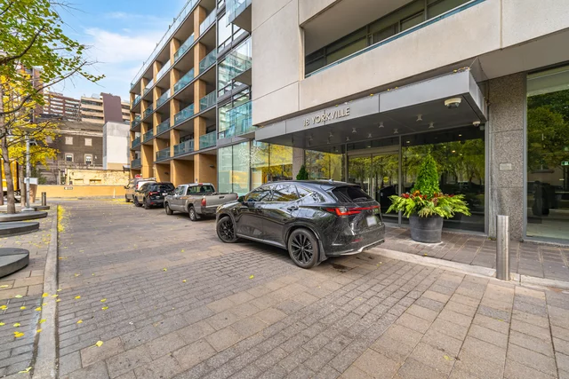 #709-18 Yorkville Avenue, Toronto - photo 2