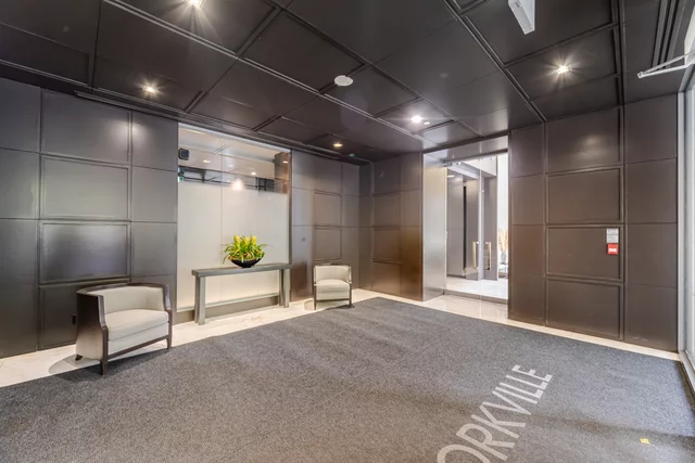 #709-18 Yorkville Avenue, Toronto - photo 4