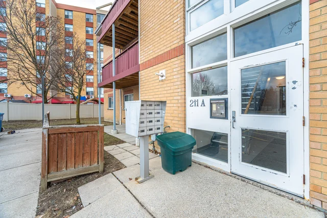 #212-211A Forum Drive, Mississauga - photo 2