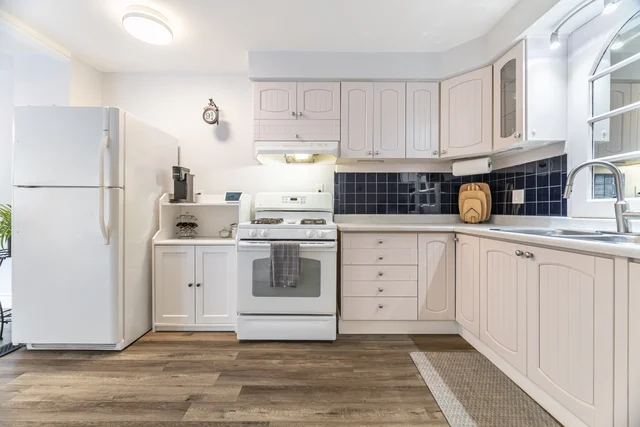 552 Pinedale Avenue, Burlington - photo 22