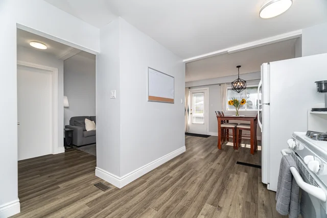 552 Pinedale Avenue, Burlington - photo 24