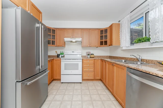 125 Hollyberry Trail, North York - photo 7