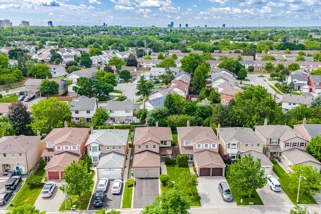 10 Meadow Bush Court, Brampton - photo 1