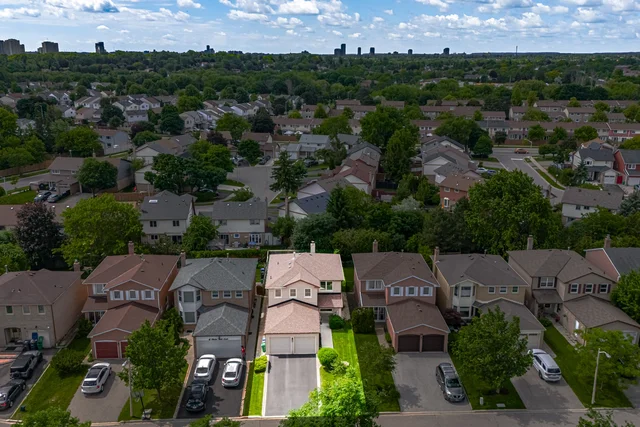 10 Meadow Bush Court, Brampton - photo 2