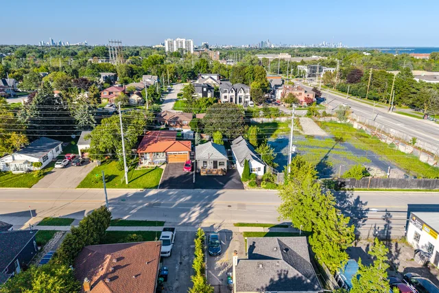 1019 Ogden Avenue, Mississauga - photo 2