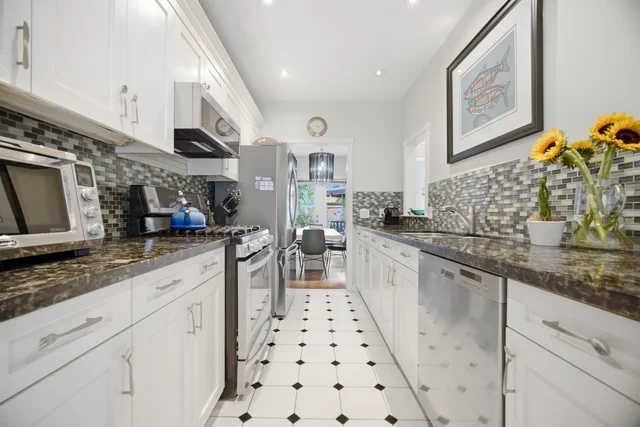 219 Broadway Avenue, Toronto - photo 19