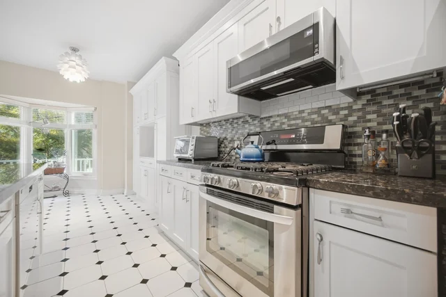 219 Broadway Avenue, Toronto - photo 21