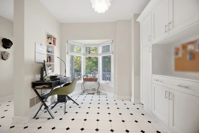 219 Broadway Avenue, Toronto - photo 24