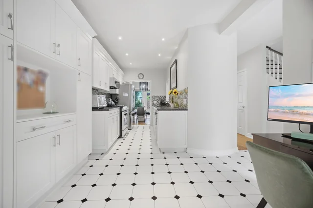 219 Broadway Avenue, Toronto - photo 25