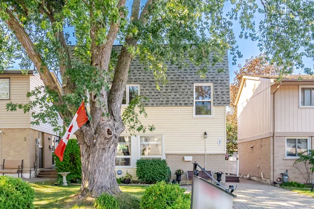 2 Grove Park Square, Brampton - photo 1