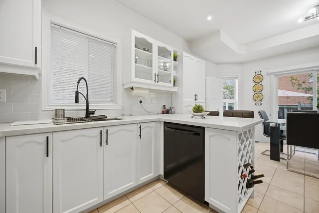 10 Sir Jacobs Crescent, Brampton - photo 18