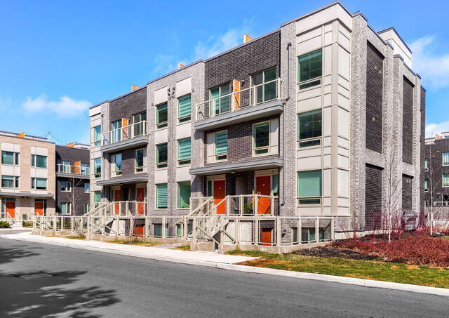 #211-3 Applewood Lane, Etobicoke - photo 1