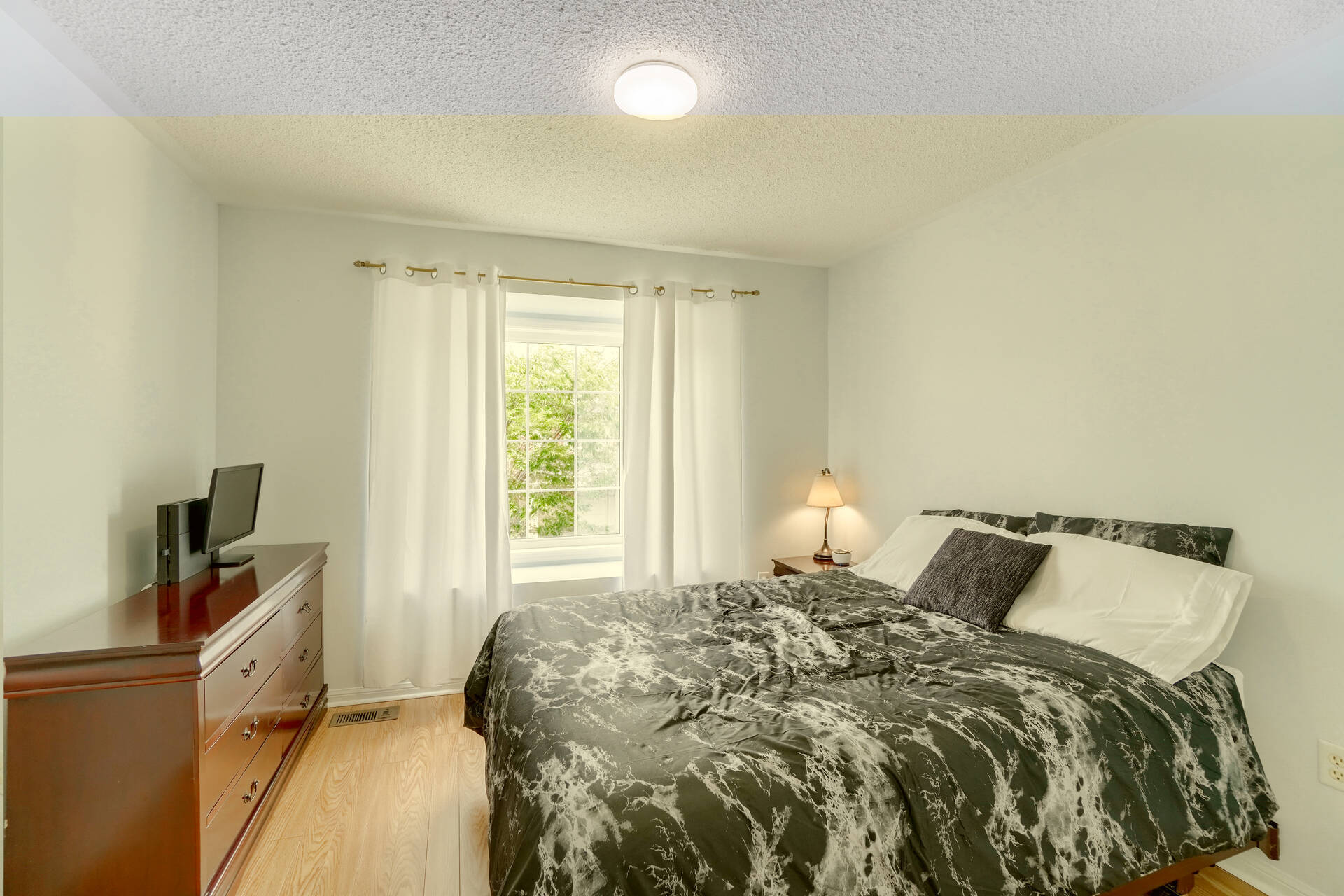 2102557