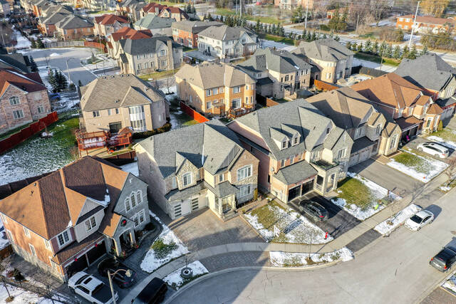 144 Bloomsbury Avenue, Brampton - photo 2