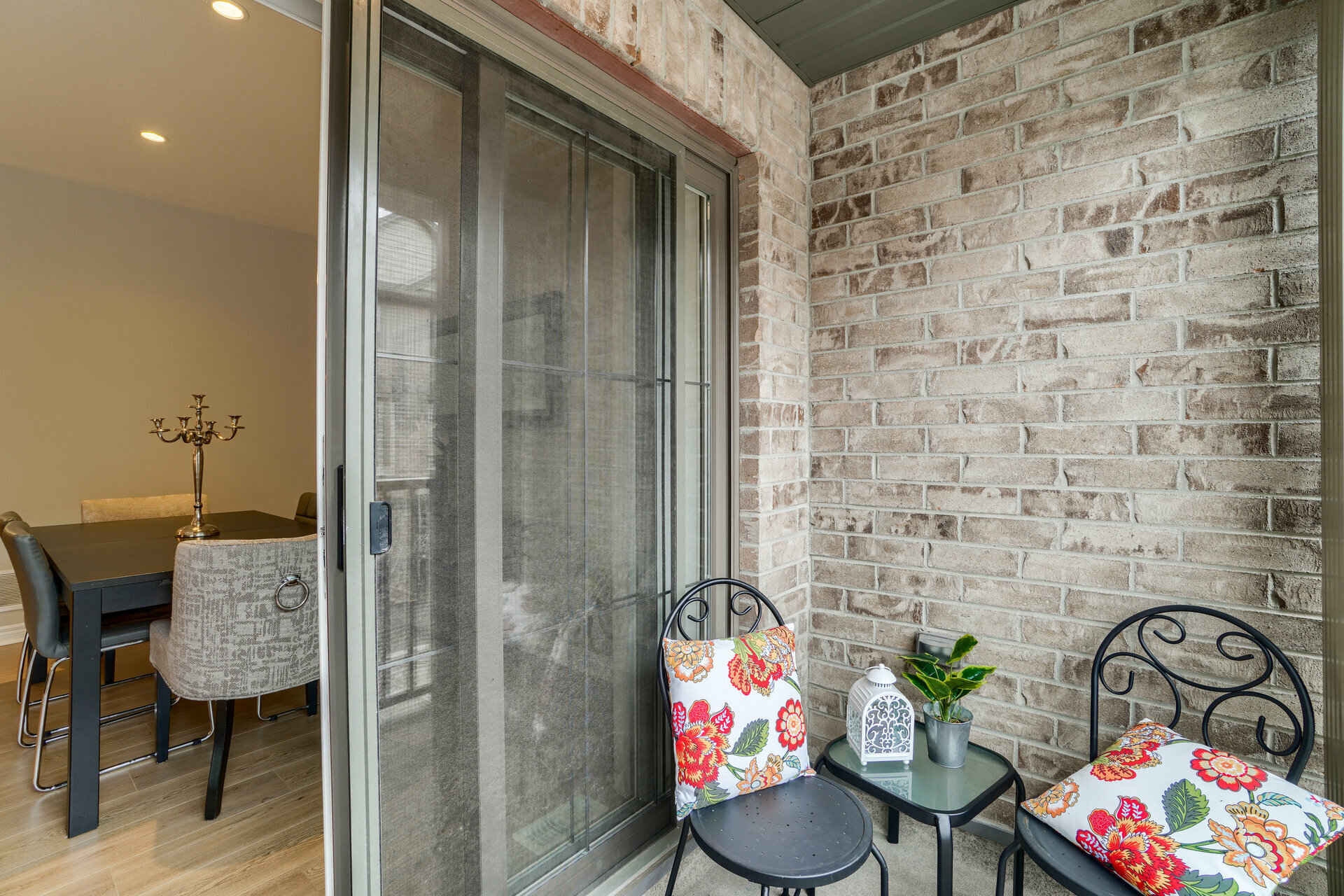 2408371