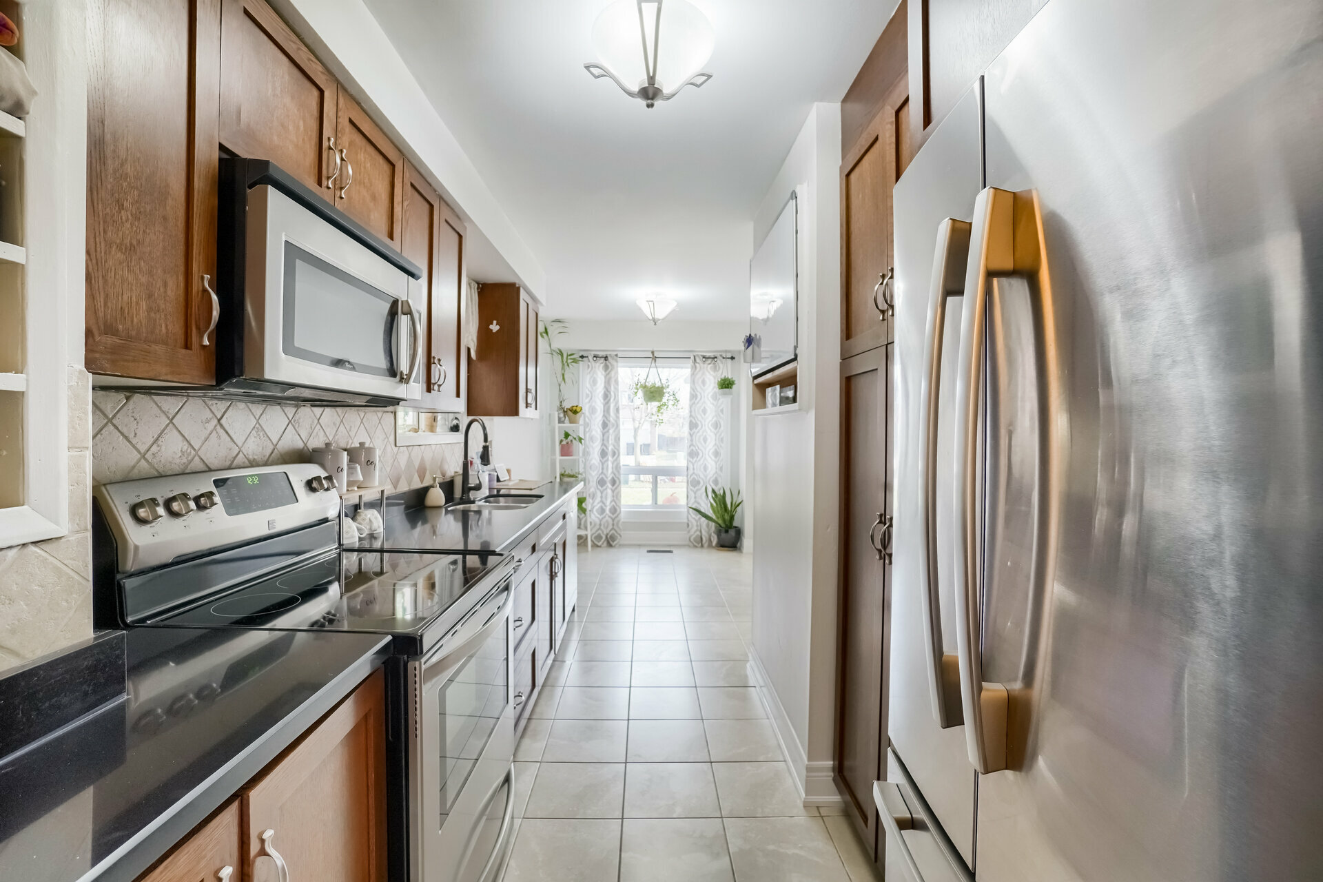 2573973