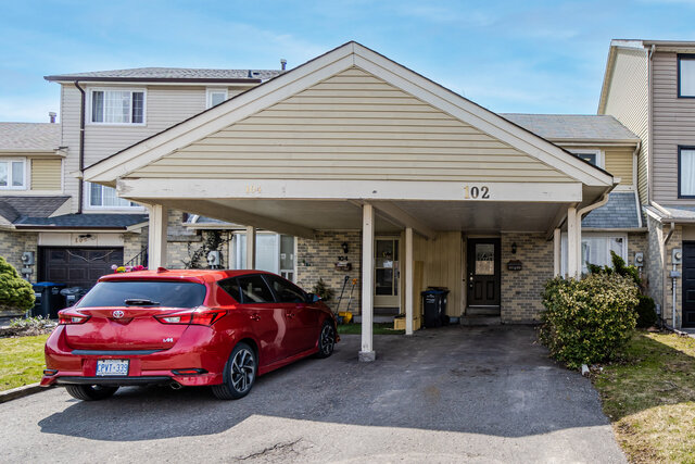 102 Courtleigh Square, Brampton - photo 1