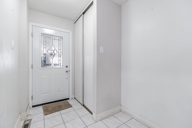 102 Courtleigh Square, Brampton - photo 5