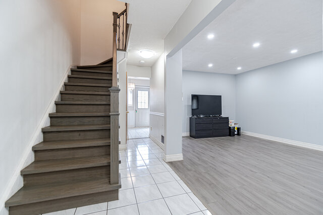 102 Courtleigh Square, Brampton - photo 6