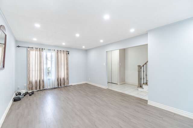 102 Courtleigh Square, Brampton - photo 8