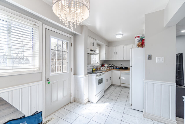 102 Courtleigh Square, Brampton - photo 11