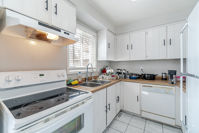 102 Courtleigh Square, Brampton - photo 12