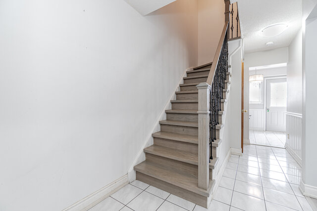 102 Courtleigh Square, Brampton - photo 17
