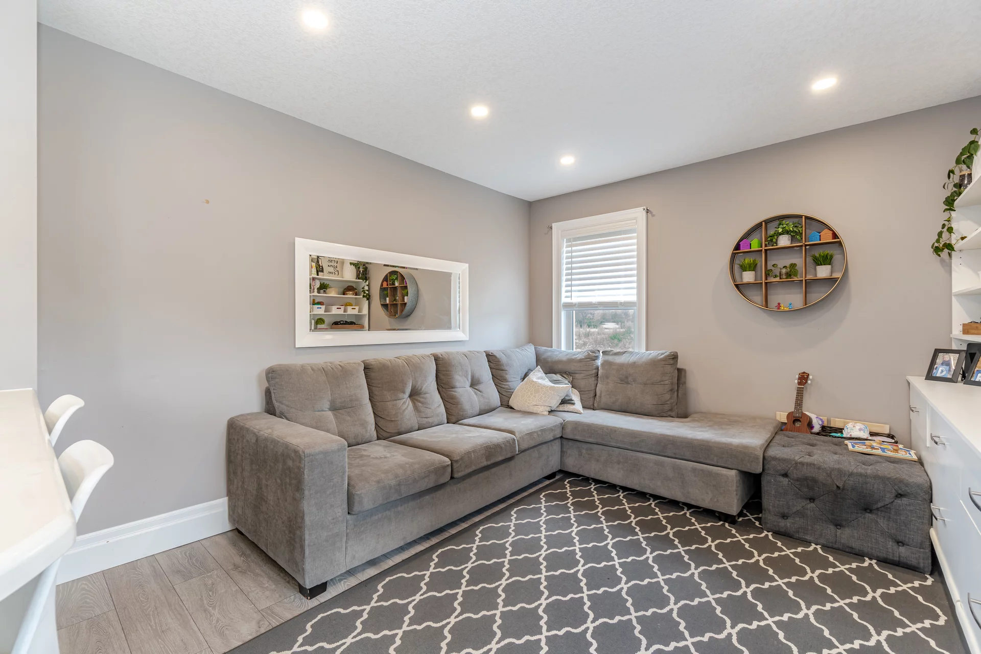 2734825
