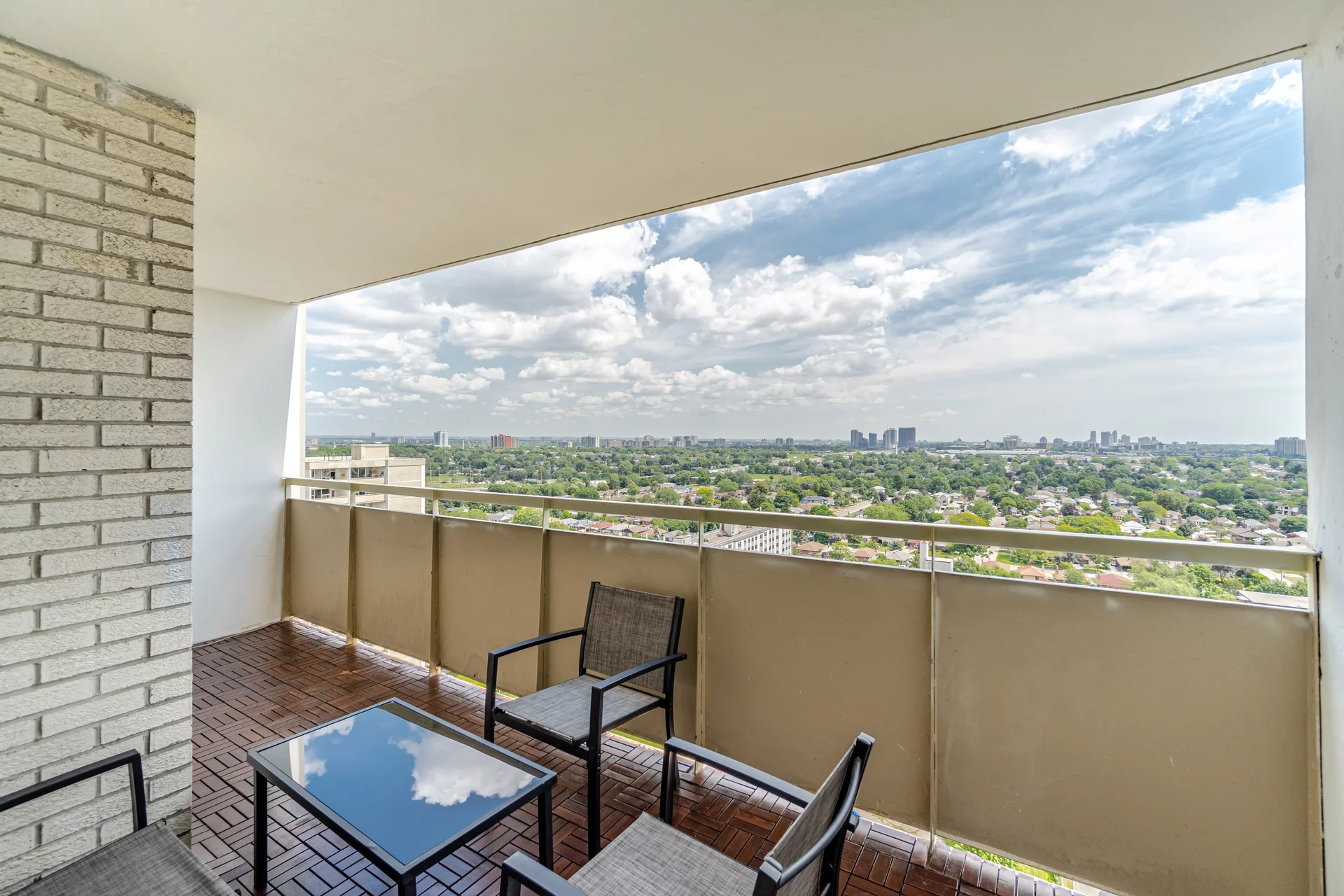 2747643
