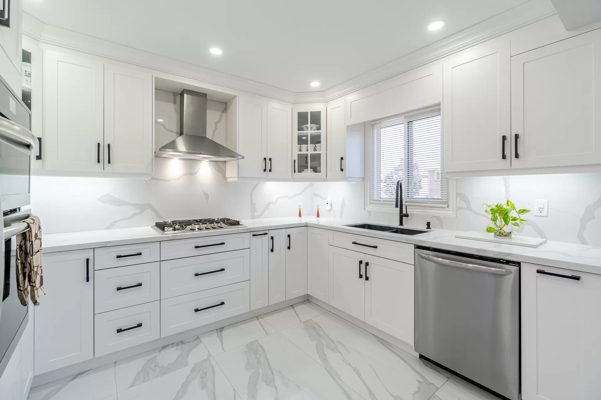 2823835