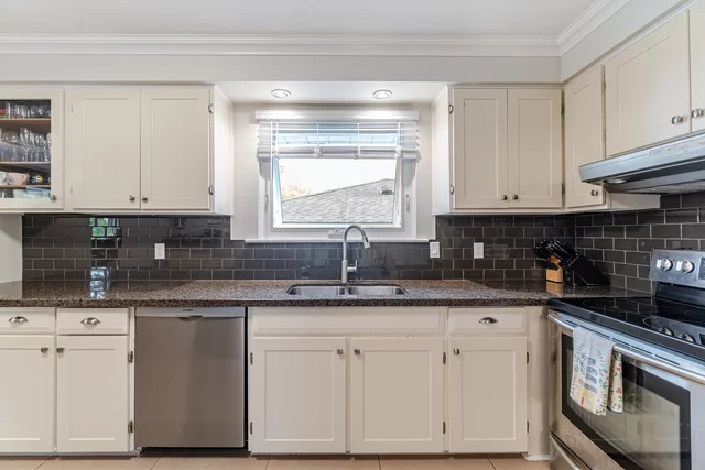 2455 Exeter Crescent, Burlington - photo 16