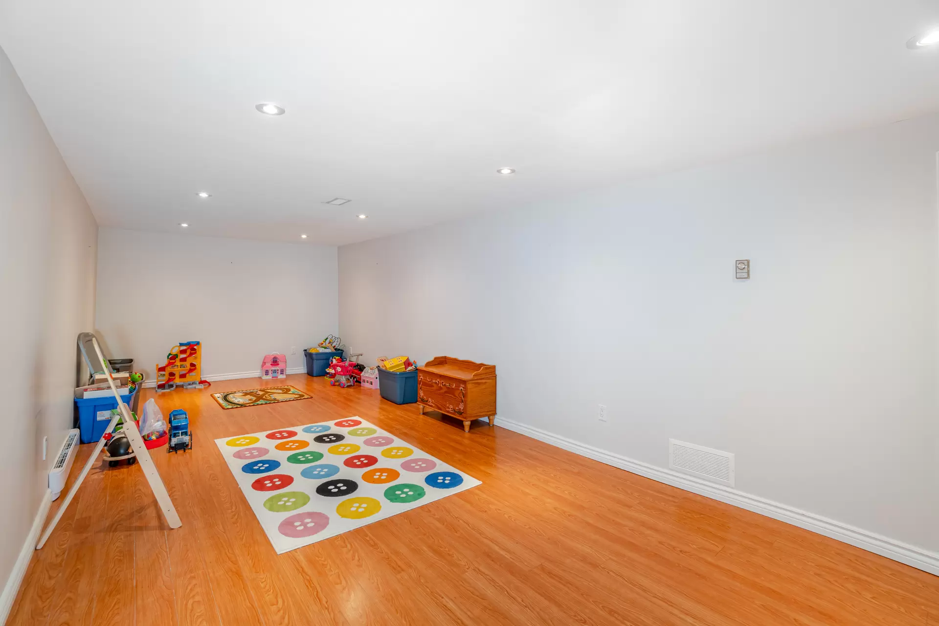 2852353
