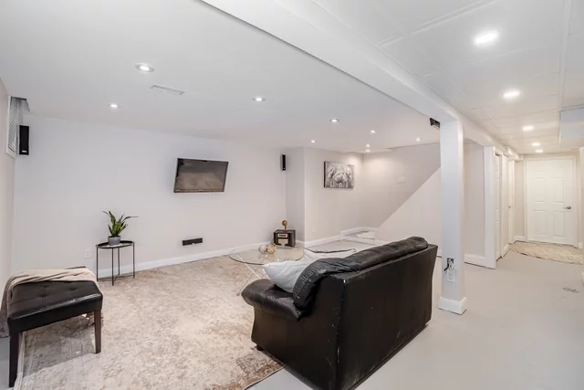 4 Horseshoe Court, Brampton - photo 28