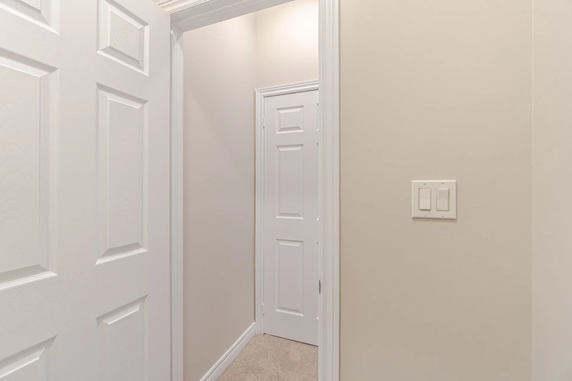 2872943