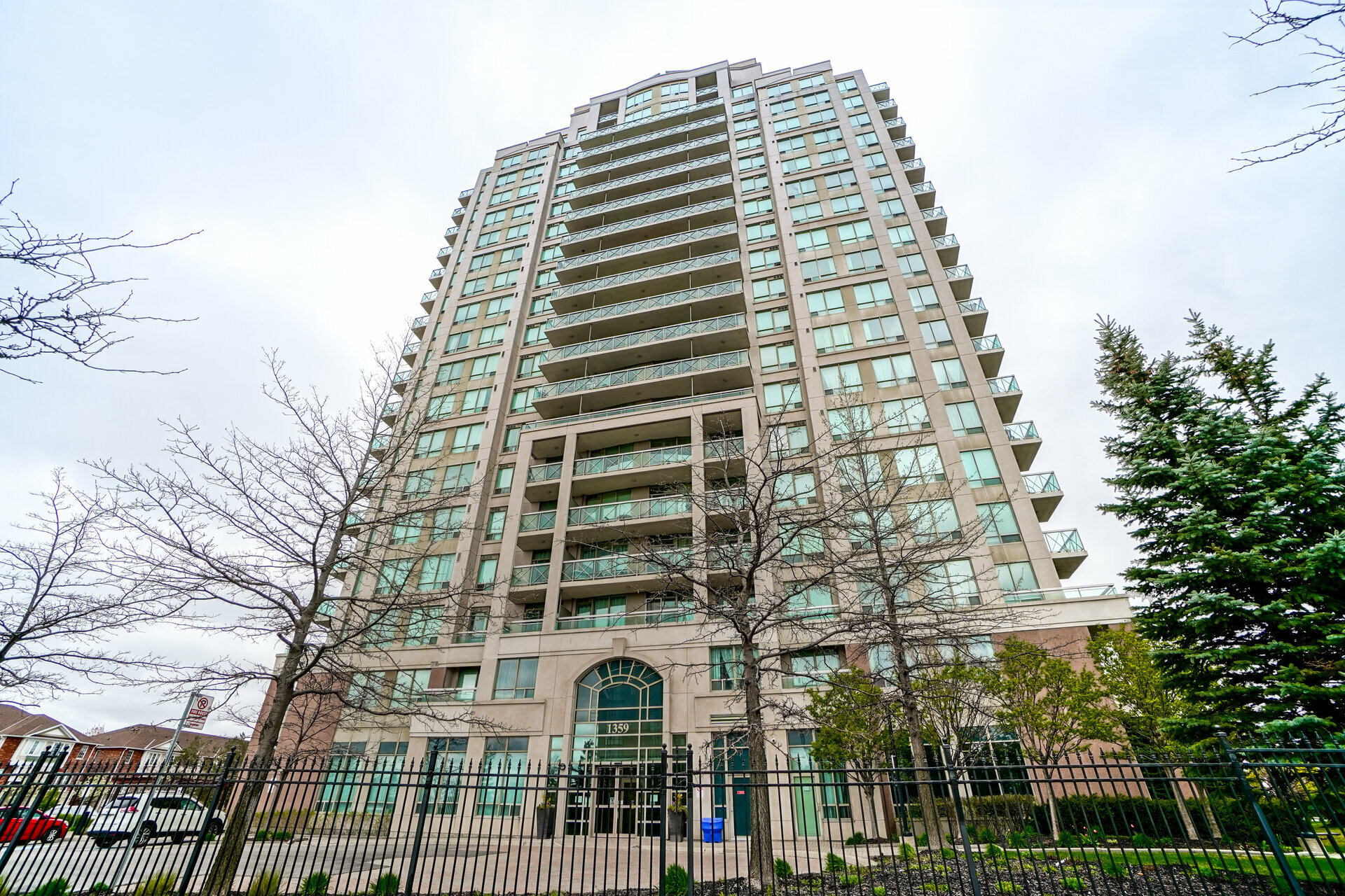 4041359 Rathburn Road East by Dana Horoszczak