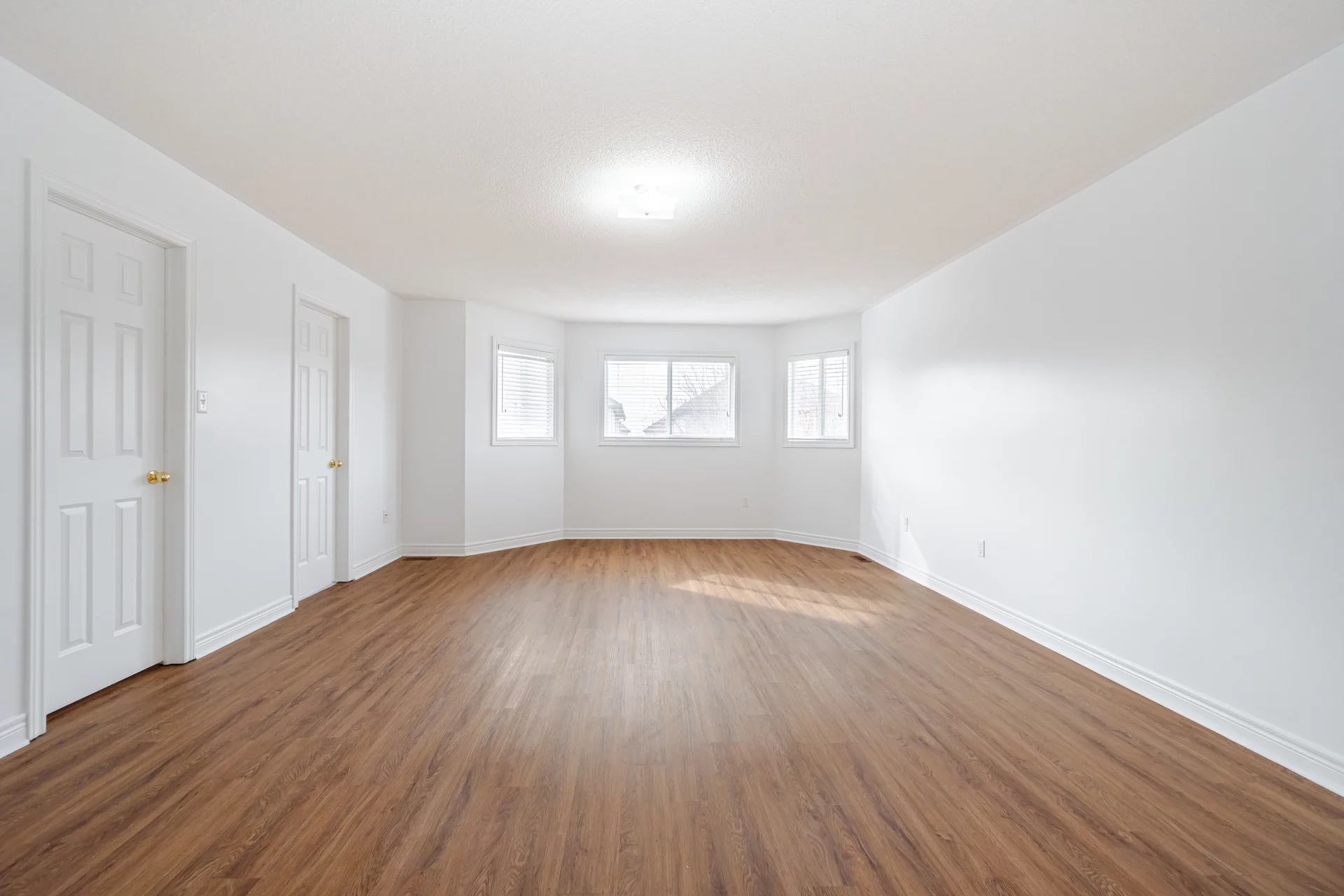 2896373