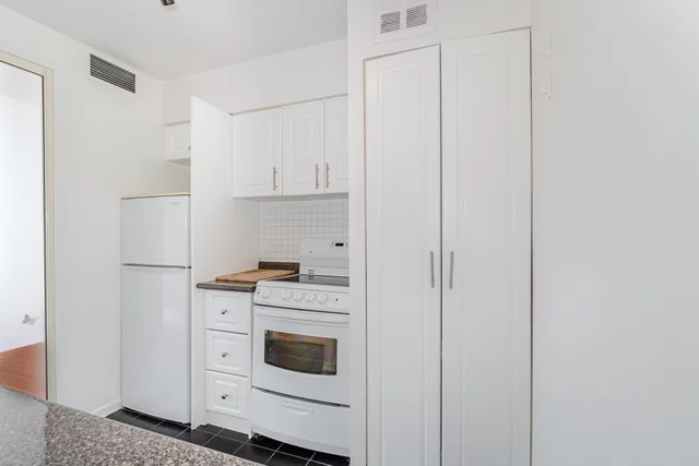 #703-1055 Bay Street, Toronto - photo 4