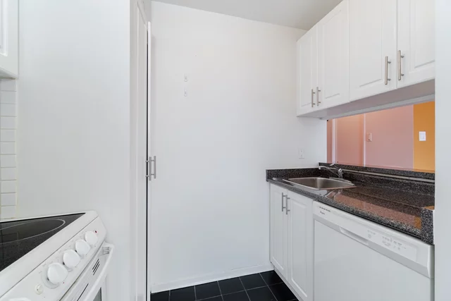 #703-1055 Bay Street, Toronto - photo 5