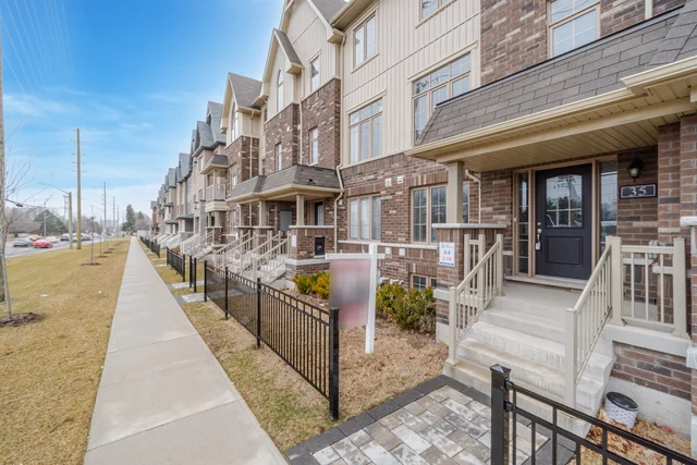 35 Porcelain Way, Whitby - photo 2