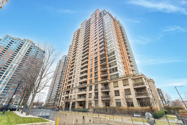 #819-5233 Dundas Street West, Etobicoke - photo 1