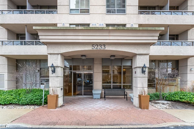 #819-5233 Dundas Street West, Etobicoke - photo 2