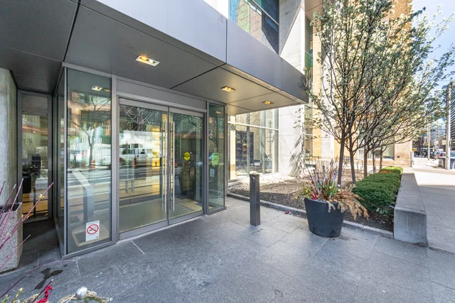 #1306-38 Grenville Street, Toronto - photo 2