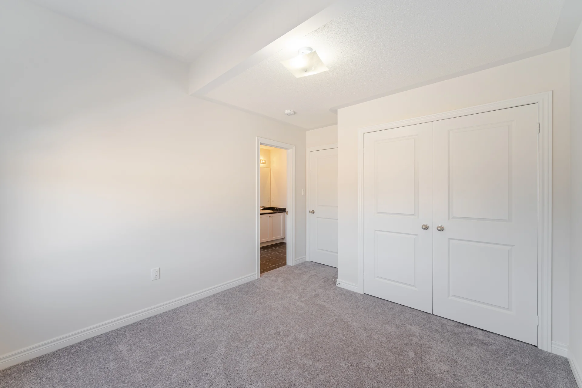 2963633