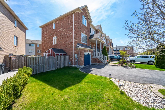 93 Decker Hollow Circle, Brampton - photo 3