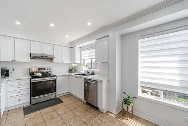 93 Decker Hollow Circle, Brampton - photo 12