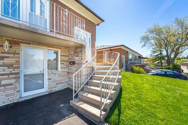 9 Riverton Drive, North York - photo 5