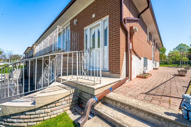 9 Riverton Drive, North York - photo 6